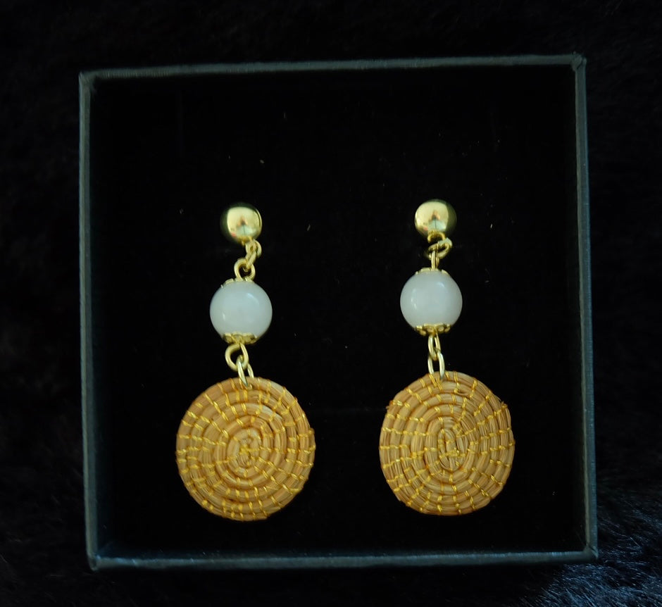 Earring gold grass with white sphere natutal
HOWLITA