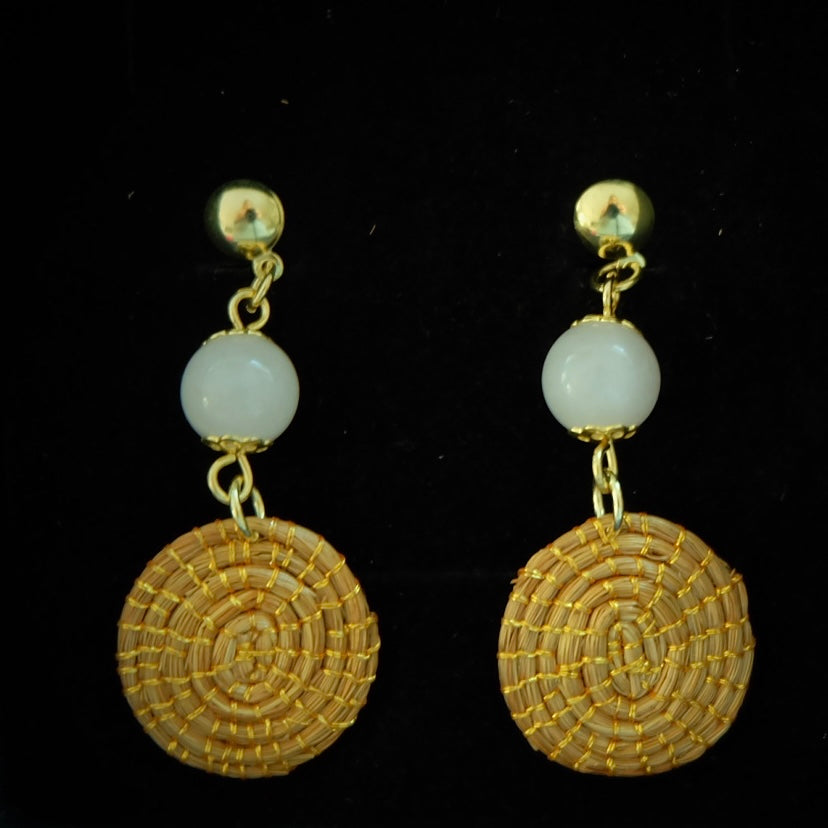 Earring gold grass with white sphere natutal
HOWLITA