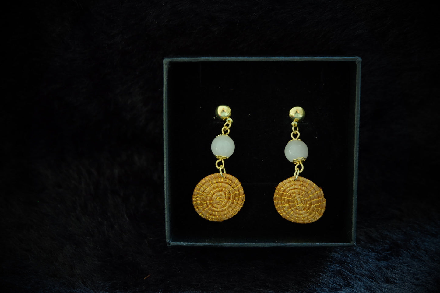 Earring gold grass with white sphere natutal
HOWLITA