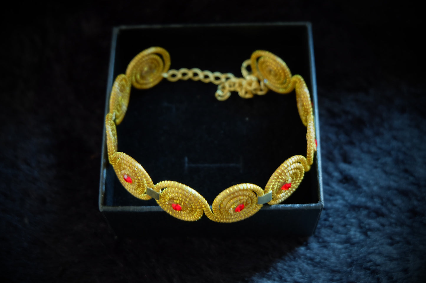 Gold Grass bracelet with red Rubi