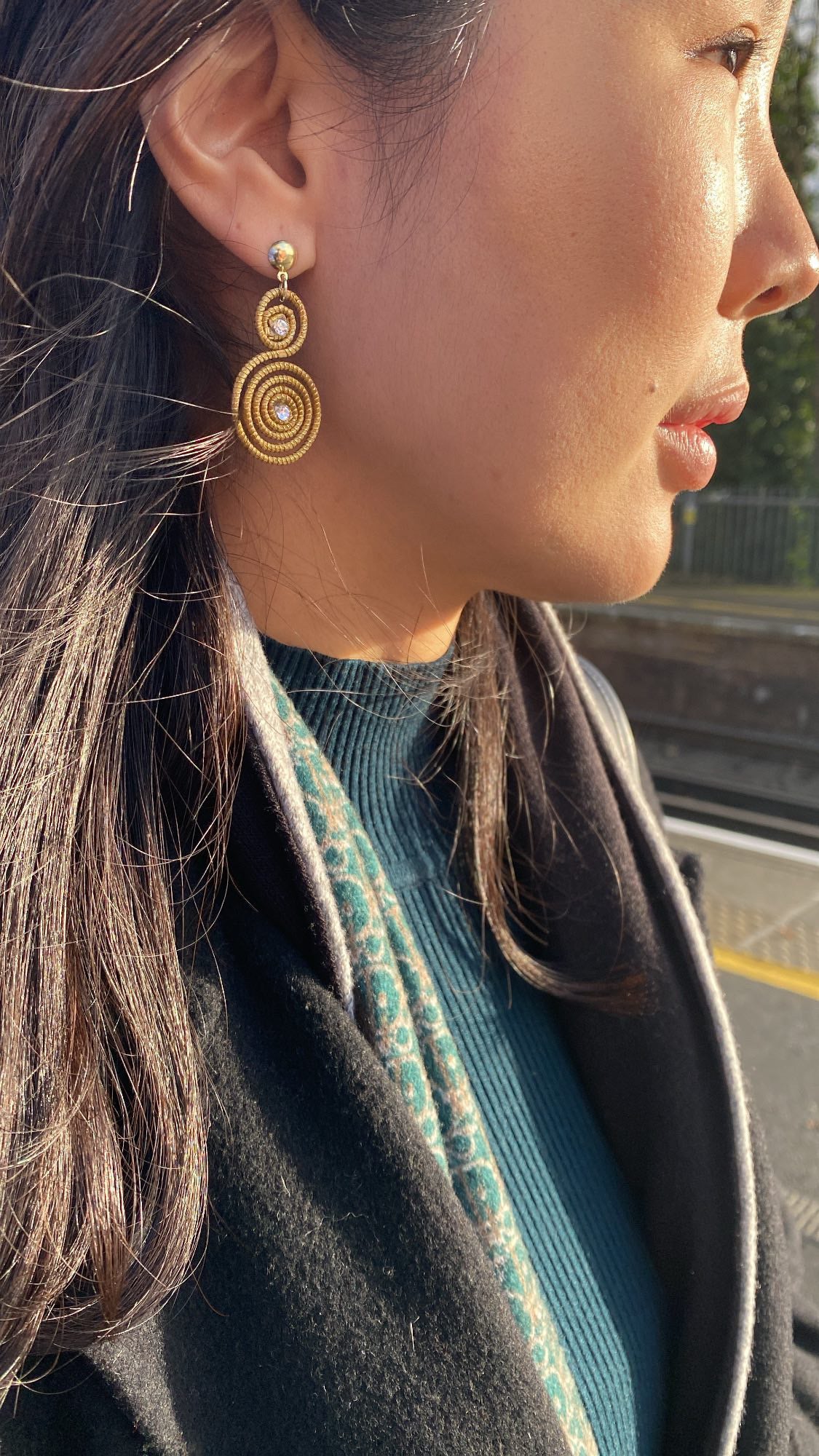 Earring gold grass with white crystal